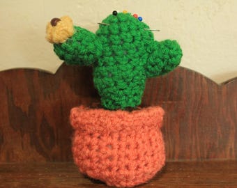 Alfiletero de cactus saguaro - Tejido a crochet. Aproximadamente 18 cm de alto.