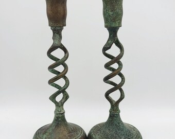 Candelabros de bronce vintage (par) con tallo retorcido y base verde verdigrís.