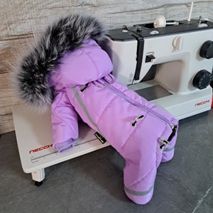 Schneeanzug für Hunde: Winter-Outfit mit Fellkapuze & Reflektorband