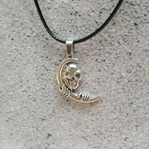 Collana con luna e teschio, collana con teschio su luna crescente, regalo gotico, ciondolo gotico