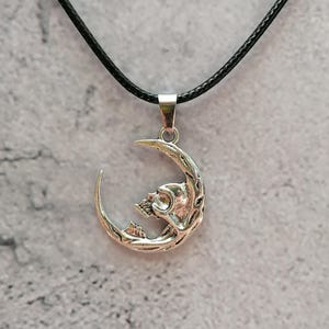 Collana con luna e teschio, collana con teschio su mezzaluna, regalo gotico