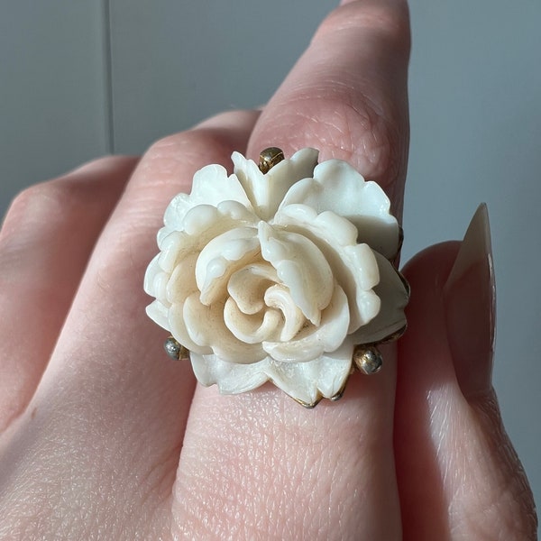 Carved vintage resin white rose 3D gold plate adjustable ring, size 7