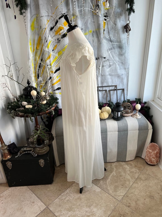 Vintage ivory nylon and lace night gown - image 3