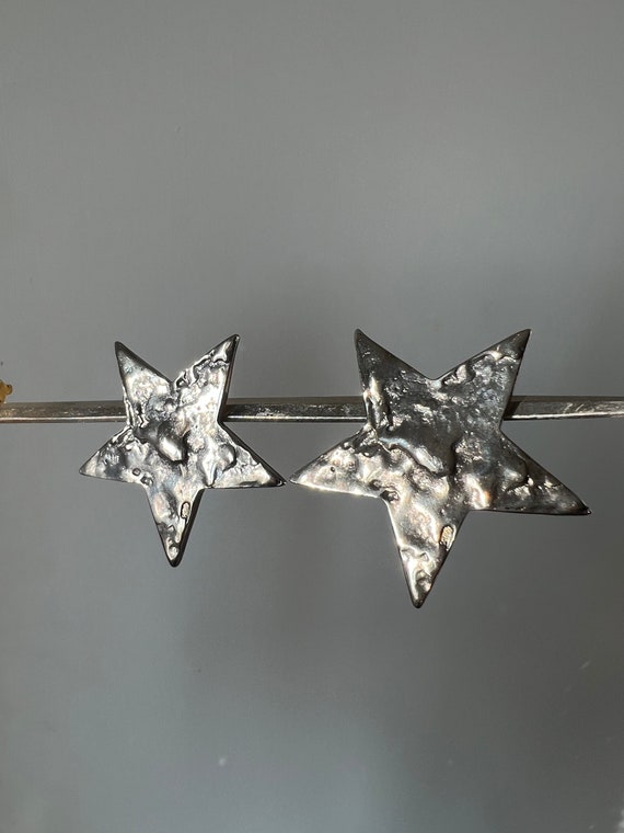 Molten textured silver five point star clip on vin