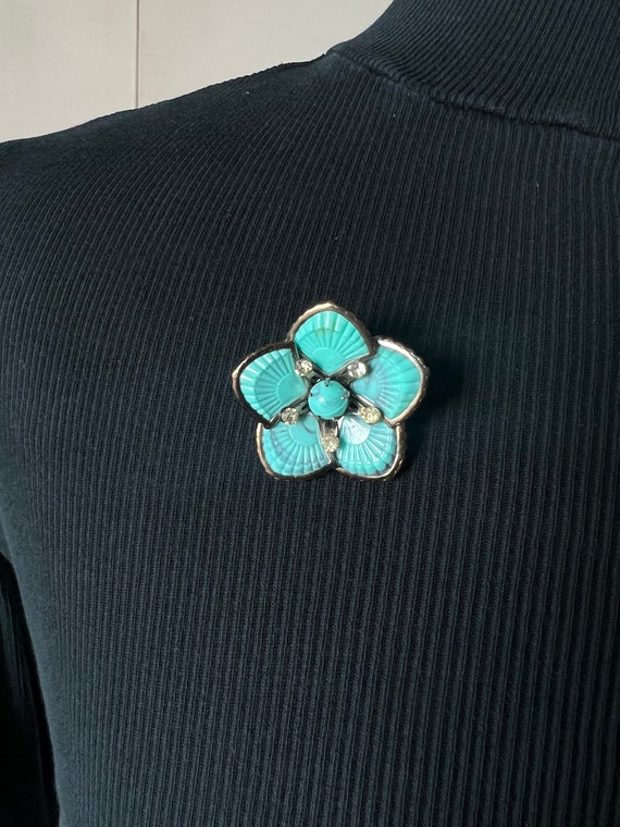 Turquoise lucite and rhinestone five petal flower… - image 5