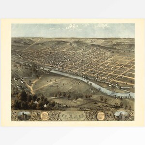 Peut inclure: Une carte ancienne à vol d'oiseau de la ville de Richmond, Indiana, imprimée en couleur sur papier. La carte montre les rues, les bâtiments et la rivière de la ville.