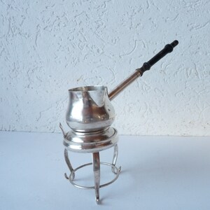 Vintage silverpläterad kaffekanna på stativ med brännare, tillverkad i England