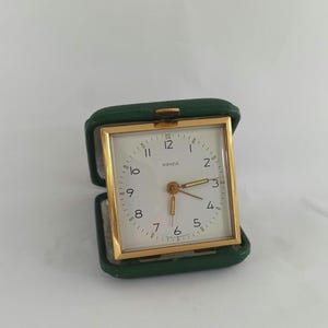 Réveil de voyage KIENZLE, horloge pliante, style horloge de bureau, cadran crème, étui en cuir vert, horloge de poche de voyage, Allemagne