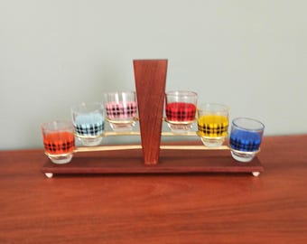 Mid Century Shot Glasses with Teak Wooden Rack Holder, Six Colored Glasses, wood and Gold Metal Wire Rack, Mid Century Liqueur Glasses