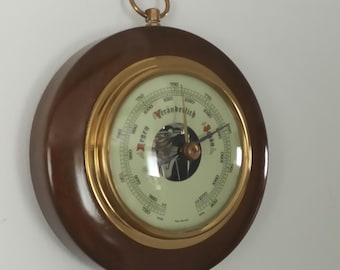 Barómetro aneroide pequeño, instrumento de medición de la presión atmosférica, barómetro alemán occidental de mediados del siglo XX.