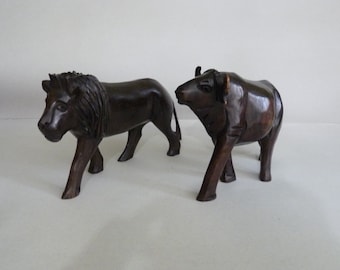 手彫りの木製ライオンとバッファローの彫刻：アフリカの野生動物アート