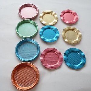 Sottobicchieri vintage in alluminio colorati, set da 6 e 4, articoli da bar vintage in stile moderno di metà secolo, protezioni per il tavolo