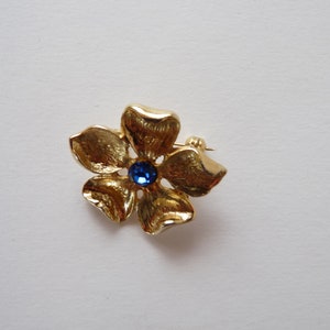 Vintage Gold Tone Flower Brooch with Blue Glass Stone, Vintage Metal Gold Brooch, 70s Modernist Brooch