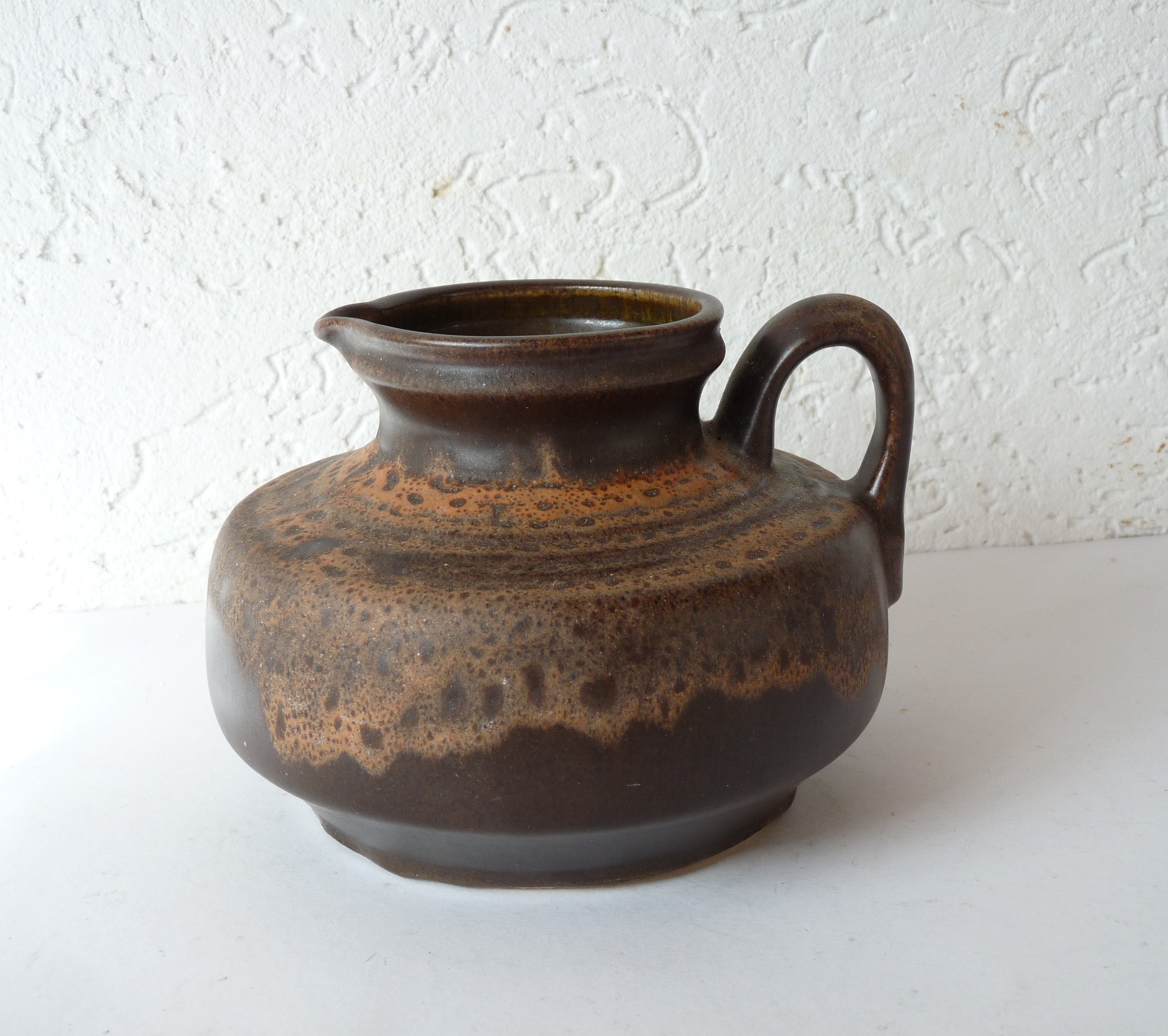 ダークブラウンの陶器製の花瓶 ミッドセンチュリー70年代西ドイツ陶器花瓶、ブラウン、クラシックな