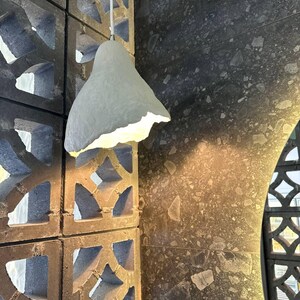 Luce di cartapesta, a forma di pera, colore perla