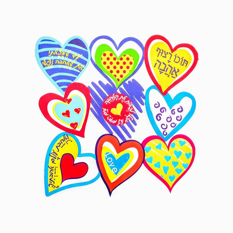 Puede incluir: Una colecci&oacute;n de recortes de papel en forma de coraz&oacute;n de colores con texto en hebreo y la palabra "love" en algunos de los corazones.