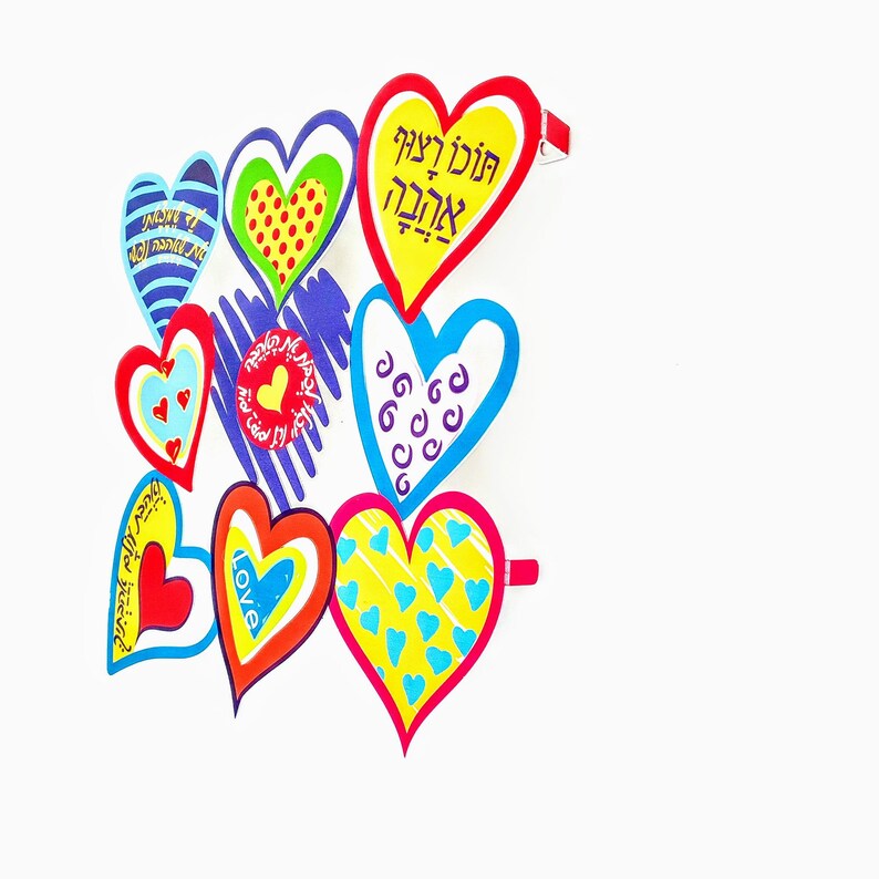 Puede incluir: Una colecci&oacute;n de corazones de papel coloridos con diferentes dise&ntilde;os y mensajes. Algunos corazones tienen lunares, rayas y corazones. Un coraz&oacute;n tiene el texto hebreo "מוכנה לעוד אהבה יפה!" que se traduce como "&iexcl;Lista para m&aacute;s amor hermoso!"