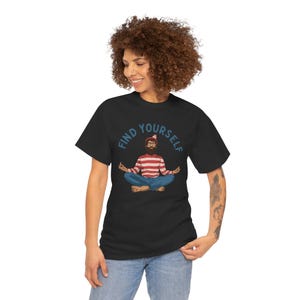 自分探し瞑想Tシャツ | 気まぐれなグラフィックTシャツ | ウォーリーを探せ禅のポーズ | ユーモラスなスピリチュアルシャツ | ユニークなギフト | 送料無料