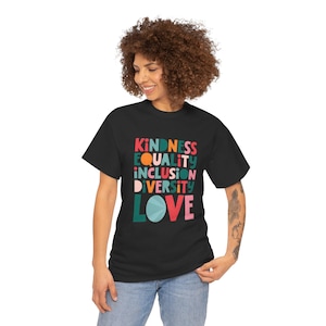 Camiseta de manga corta con estampado de letras de amor y cita inspiradora para maestras de educación especial.