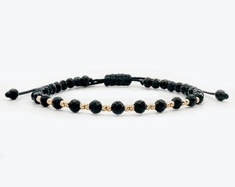 Gefacetteerde zwarte onyx-armband: 14 kt gouden kraal, verstelbare draad