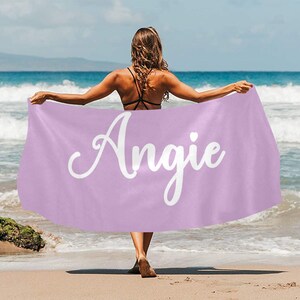 Serviette de plage personnalisée avec nom, serviette de plage d'été Comfort Colors, cadeau de vacances personnalisé, cadeau de demoiselle d'honneur, vacances de printemps, cadeau d'été