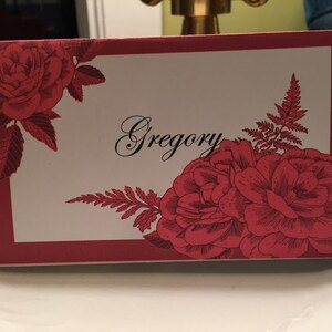 Cartões de lugares de férias para impressão Burgundy Botanical - Ação de Graças Burgundy Botanical Cartões de lugares dobráveis para impressão - Editáveis - Conjunto de 12