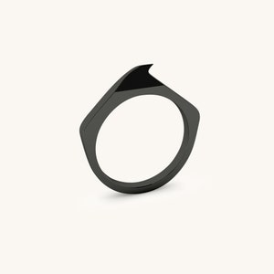 Crest Stacker Minimalist Curved Point Spike Ring Black