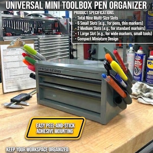 Può includere: Un organizer per penne Universal Mini Toolbox grigio con il testo "EASY PEEL-AND-STICK ADHESIVE MOUNTING". Dispone di più slot per penne e piccoli utensili. L'organizer è progettato per una conservazione compatta.