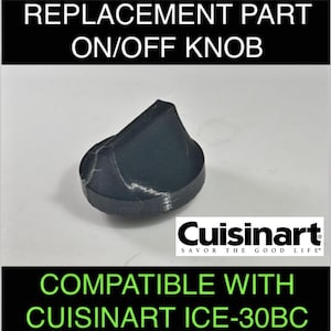 Może przedstawiać: Czarny, zamienny przycisk włącz/wyłącz do maszyny do lodów Cuisinart ICE-30BC. Obrazek przedstawia część zamienną z tekstem "REPLACEMENT PART ON/OFF KNOB" i "COMPATIBLE WITH CUISINART ICE-30BC".