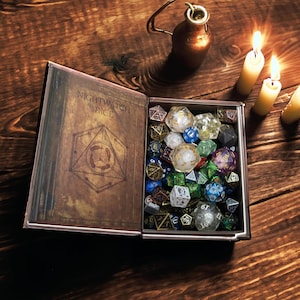 FantasyDice Nightwatch Grimoire: Ein Magisches Zauberbuch - Inspiriert für Würfel, Miniaturen und Sammelkarten mit Magnetverschluss