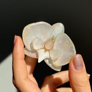 Echter Orchideen Ring mit Rosenquarz Cabochon. Statement Schmuck, tolle Geschenkidee für Blumen Liebhaber. Hochzeit Gast / Brautjungfern Ring