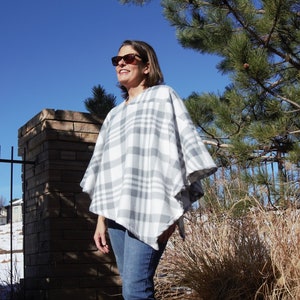 Women&#39;s Grey & White Plaid Asymmetrical Fleece Poncho, Gray White Checked Sweater, Summer Coat,Fleece Sweater,Unique Handmade Christmas Gift