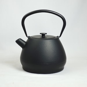 Cast iron teapot &quot;Yakan&quot; – 1.5 l enameled in retro design | Sand-cast unique piece | With stainless steel strainer | Modern style