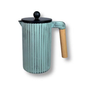 Könnte beinhalten: Eine hellblaue French Press Kaffeemaschine mit schwarzem Deckel und einem Holzgriff. Die Kaffeemaschine hat ein geripptes Design.