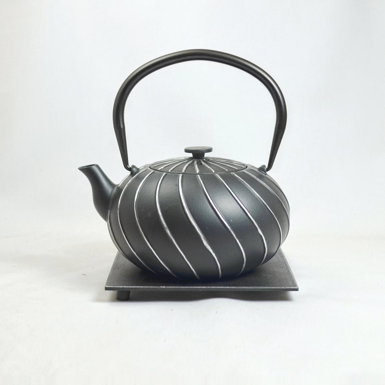 Ja-unendlich Nami Cast Iron Teapot