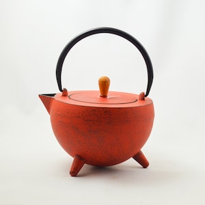 Teapot &quot;POP&quot; – 1.0l enameled cast iron | Trendy design with wooden knobs | Sand cast | With strainer | Unique piece by ja-unendlich