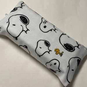 Pu&ograve; includere: Copertura per scatola di fazzoletti in tessuto bianco con un motivo ripetitivo in bianco e nero di Snoopy e Woodstock.