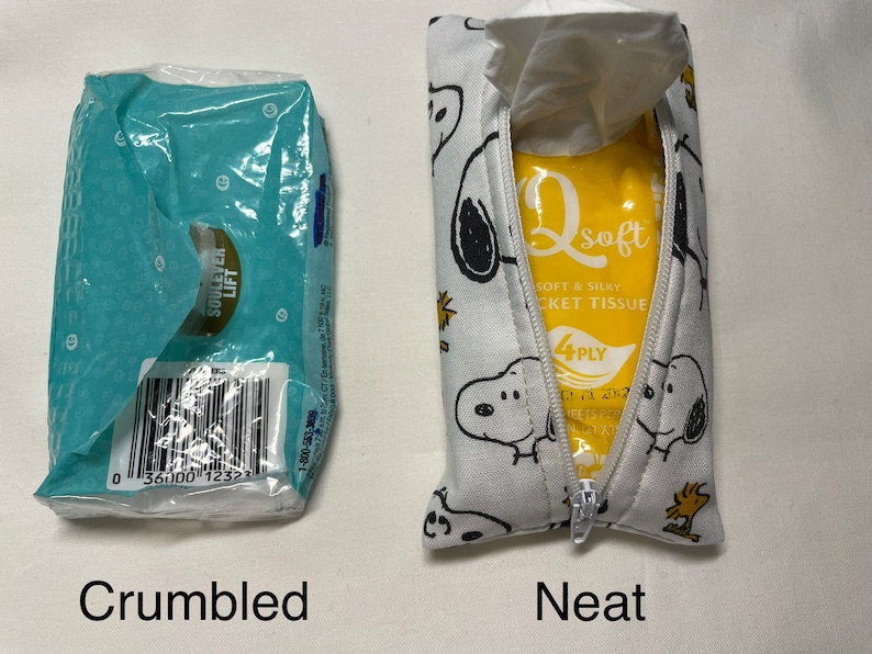 Pu&ograve; includere: Due immagini di scatole di fazzoletti, una accartocciata e l'altra riposta ordinatamente in una pochette bianca con cerniera con una stampa di un cane di cartone animato in bianco e nero. La pochette riporta il testo "Qsoft Soft & Silky Pocket Tissue 4PLY".