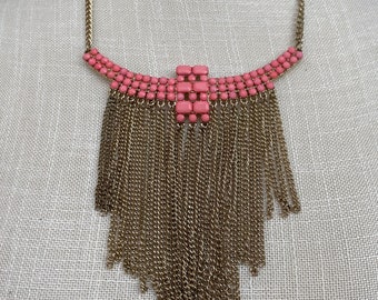 Collana vintage da donna in smalto pesca/rosa e metallo con frange color oro, stile boho retrò