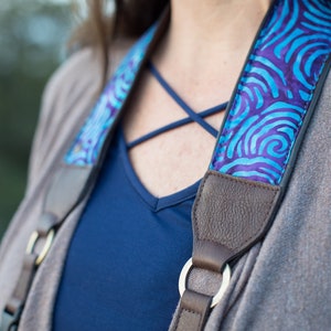 Lila Batik Kameragurt mit Lederdetails, bequeme Polsterung, Luxusmode für Frauen, weiche Wildleder-Rückentasche, 2&quot; breit
