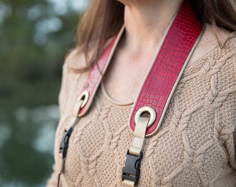 Red Alligator Print Leder Kameragurt mit bequemer Polsterung, Designer Mode, Weiche Wildleder Rücken, 2" breit, Luxus