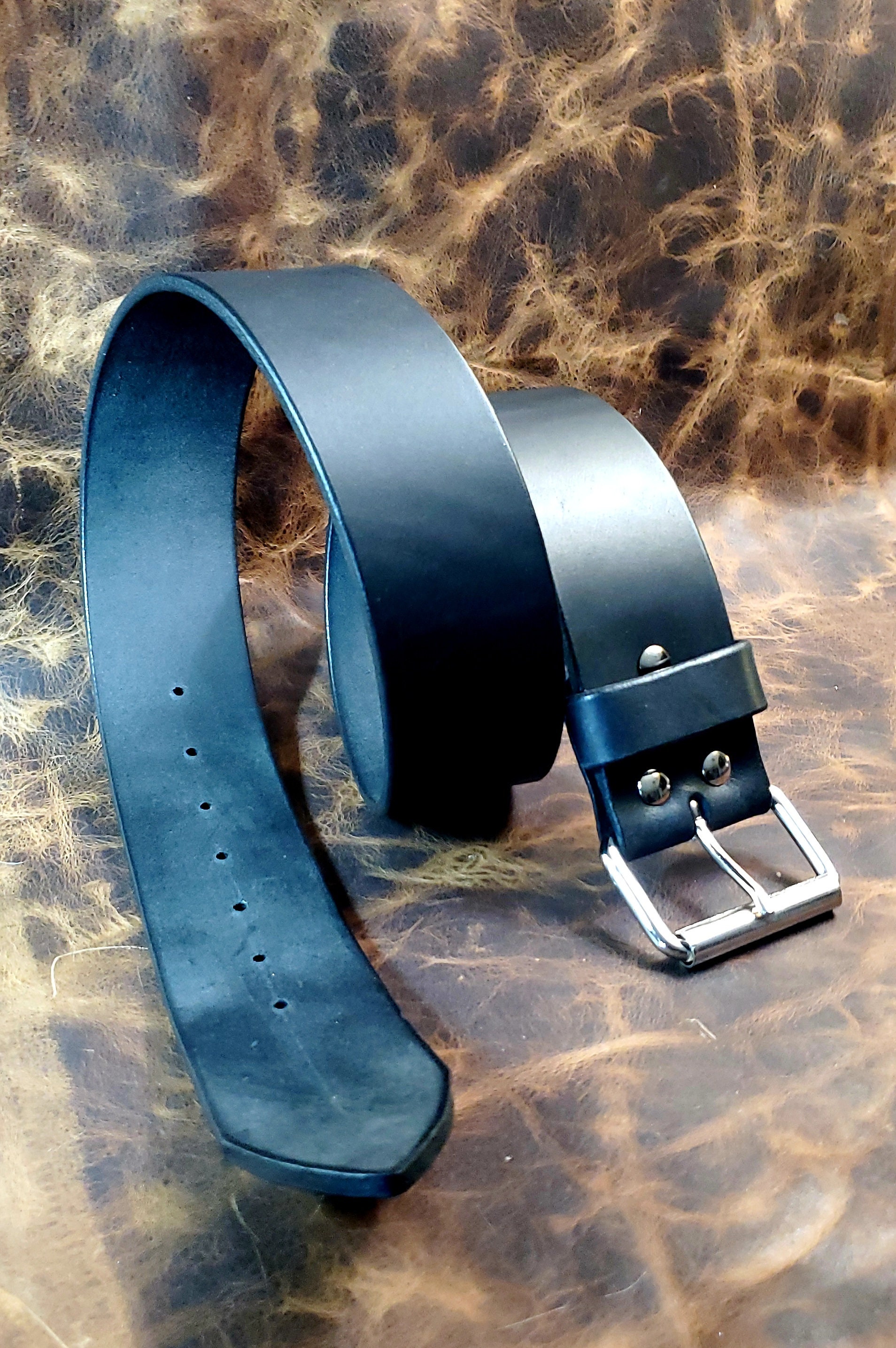 ハンドメイドフルグレインレザーベルト：幅2インチ、シルバーローラー