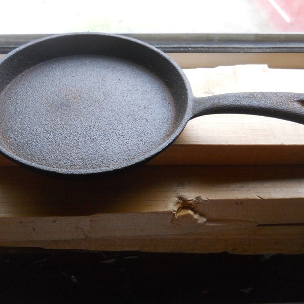 Cast iron fry pan handle to end of pan is8an 5/8 , Collectible cast iron 2 egg fry pan.