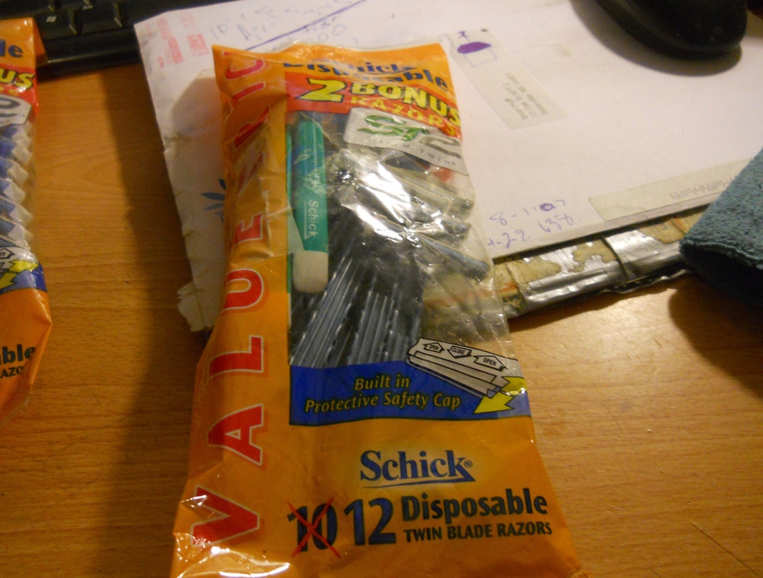 Schick Disposable Razor's 12 Pack , Unused Schick Twin Blade Disposable ...