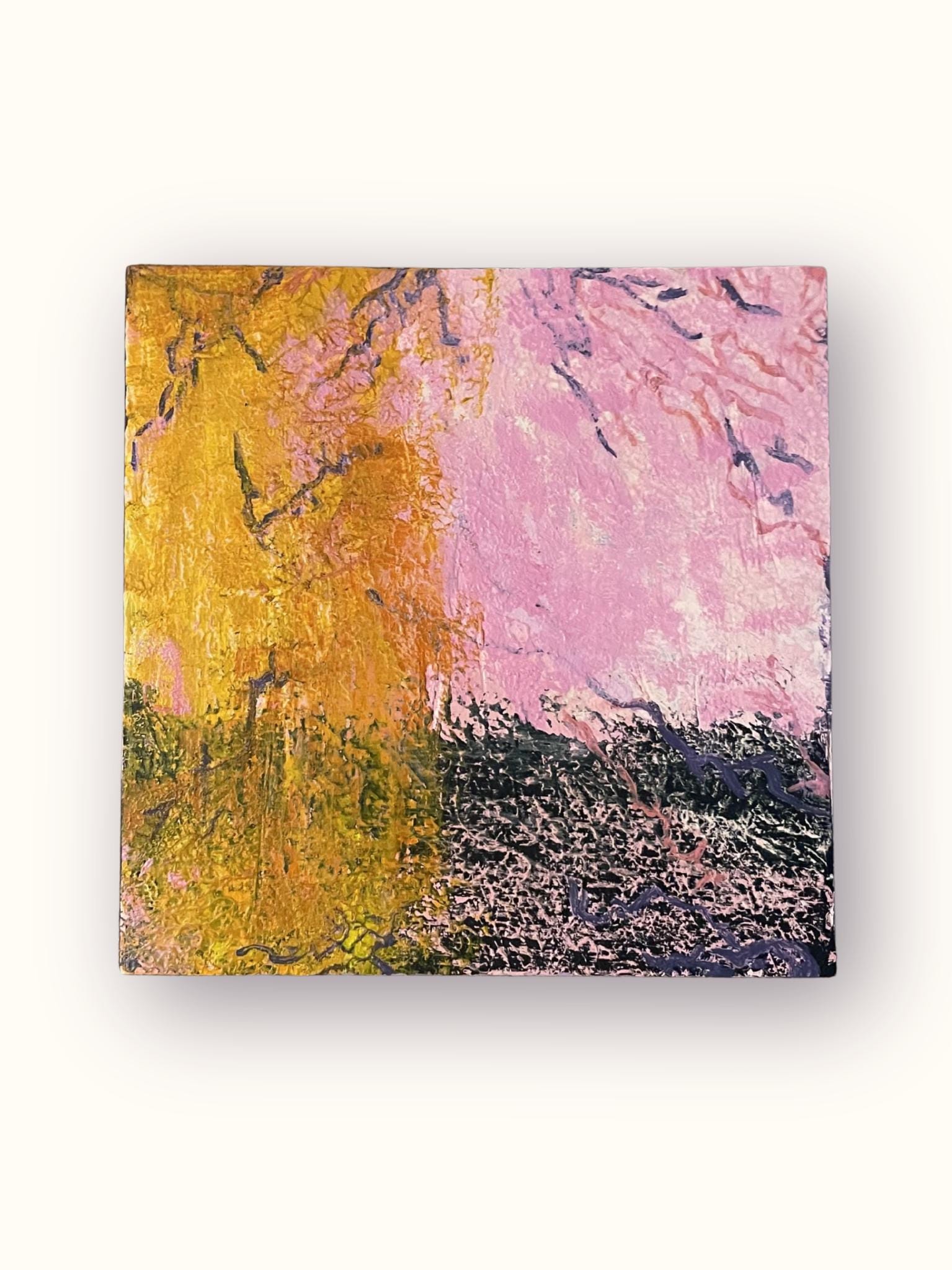 濃い紫、黄色、オレンジ、ピンクの抽象的な風景画：白樺の板に描いた