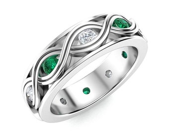 Könnte beinhalten: Ein silberner Ring mit einem komplizierten Webdesign. Der Ring verfügt über abwechselnd smaragdgrüne und klare Diamant-Edelsteine. Das Band hat eine Reihe kleiner grüner Edelsteine und klarer Diamanten.