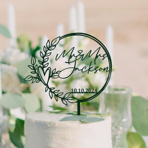 Personalized Rustic Mr & Mrs Wreath Wedding Cake Topper with Last Name and Date, Custom Wooden Bride Groom Decor immagine 2