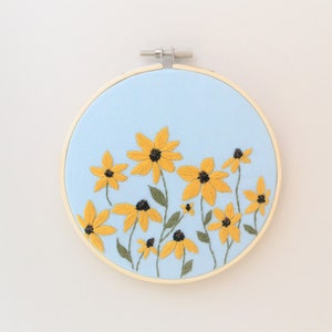 Tamborek do haftu Black Eyed Susan, dekoracja ścienna, ręcznie robiony, prezent dla niej, dziki kwiat, tamborek 5 cali, oprawiony tamborek, pole kwiatów