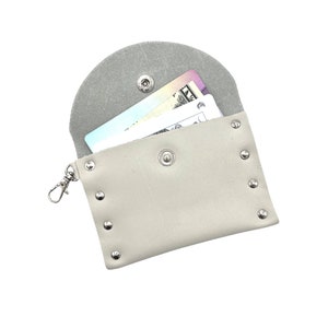 Cartera con tarjetero y llavero de cuero blanco