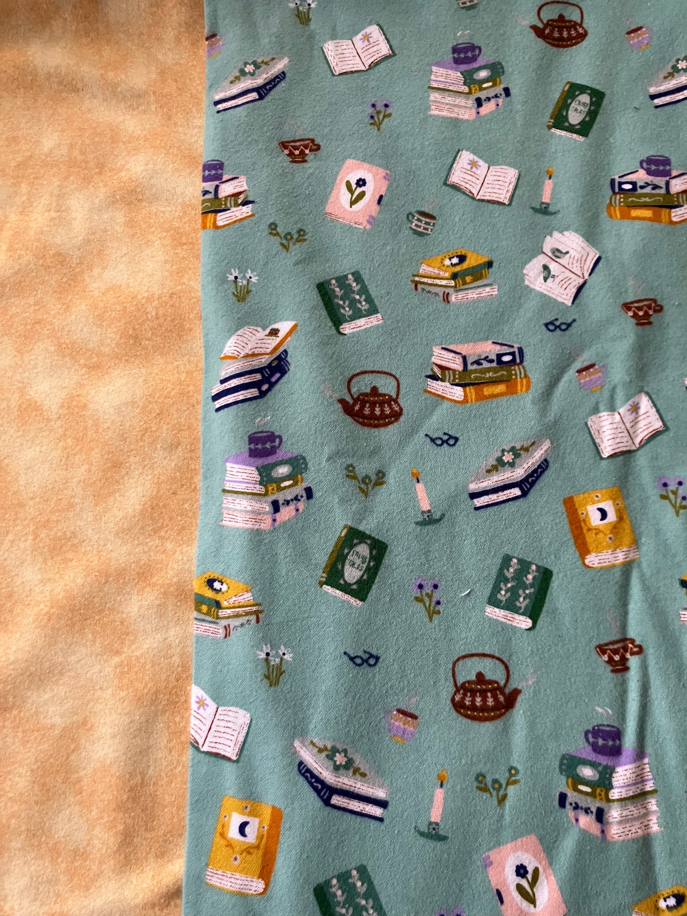 Couverture en flanelle brodée : taille adulte, imprimé floral, recto-verso (40 x 70 po.)